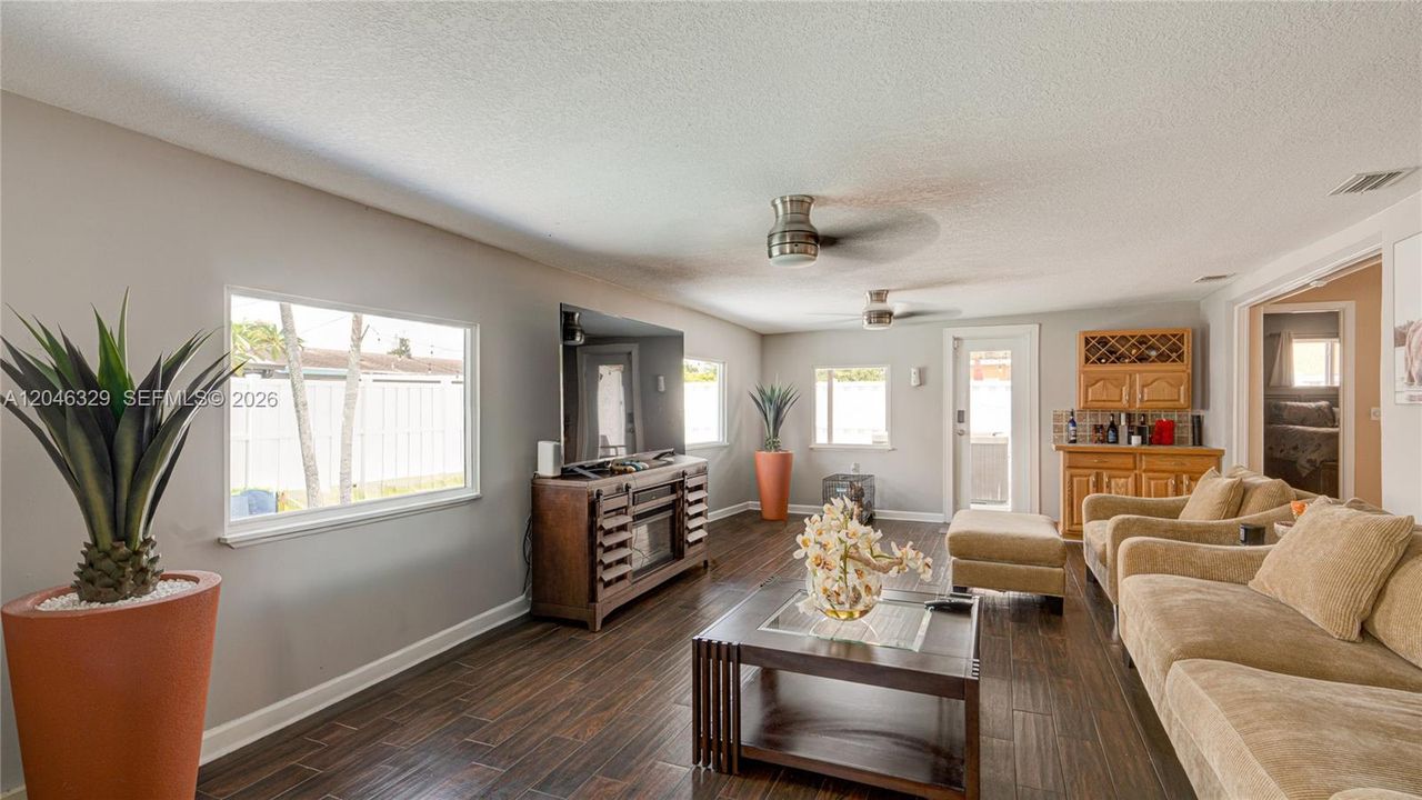 For Rent: $4,500 (3 beds, 2 baths, 1652 Square Feet)