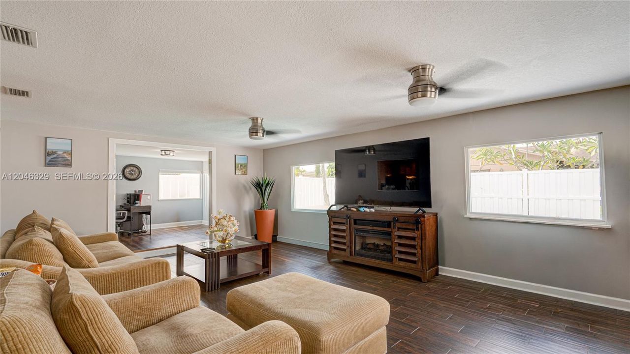 For Rent: $4,500 (3 beds, 2 baths, 1652 Square Feet)