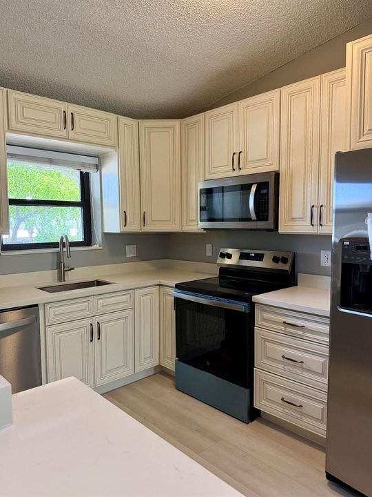 Quartz countertops & new cabinets