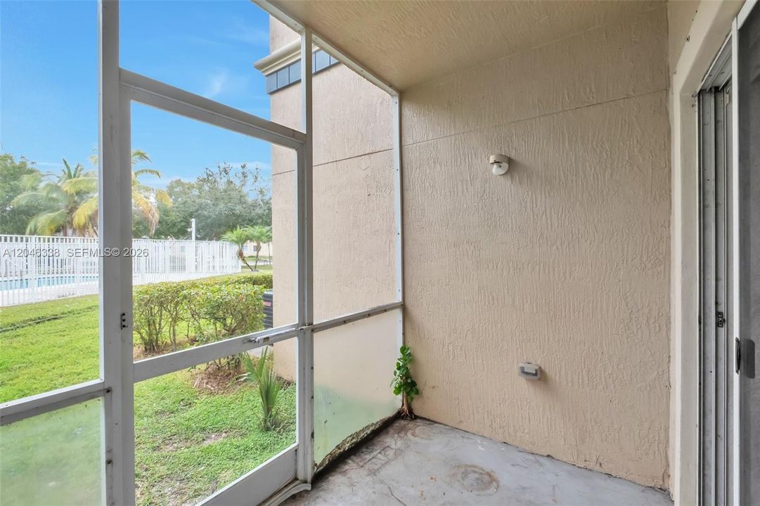 Active With Contract: $194,000 (3 beds, 2 baths, 999 Square Feet)