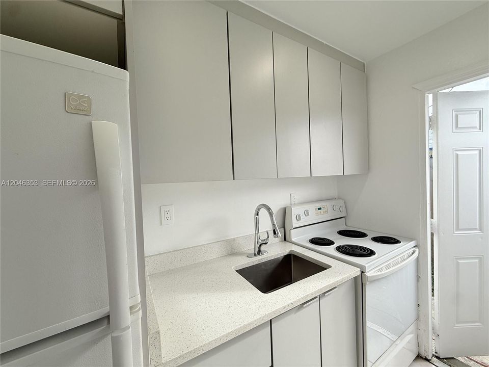 For Rent: $1,100 (1 beds, 1 baths, 600 Square Feet)