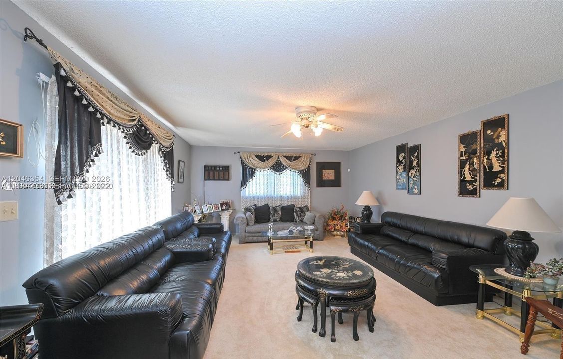 В аренду: $4,500 (4 спален, 2 ванн, 2316 Квадратных фут)