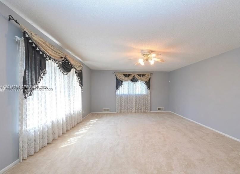 В аренду: $4,500 (4 спален, 2 ванн, 2316 Квадратных фут)