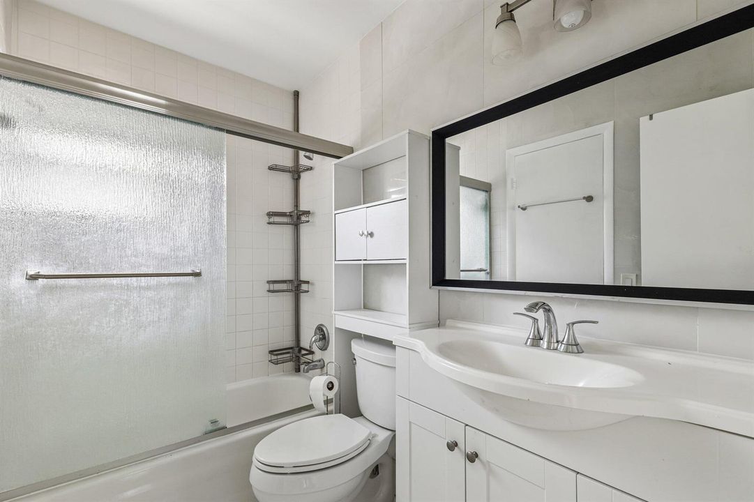 25-web-or-mls-NW 2nd Ave-S2906-025