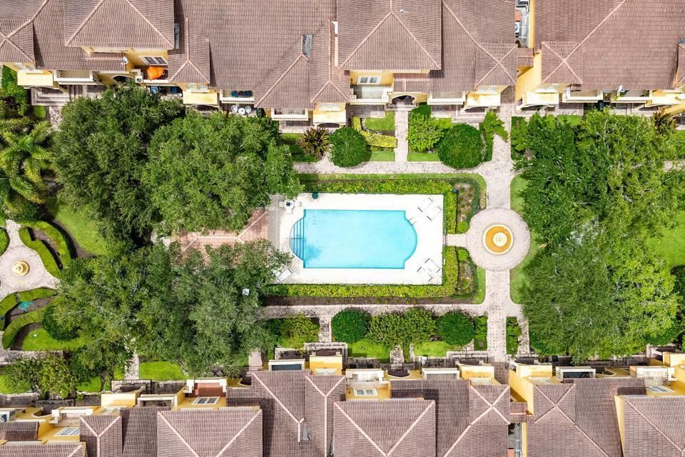 210 POOL AREAL