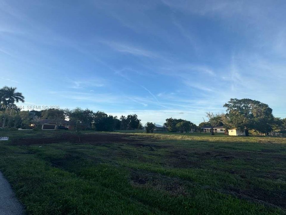 待售: $650,000 (0.84 acres)