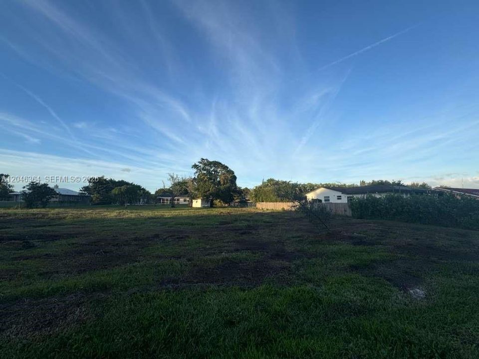 待售: $650,000 (0.84 acres)