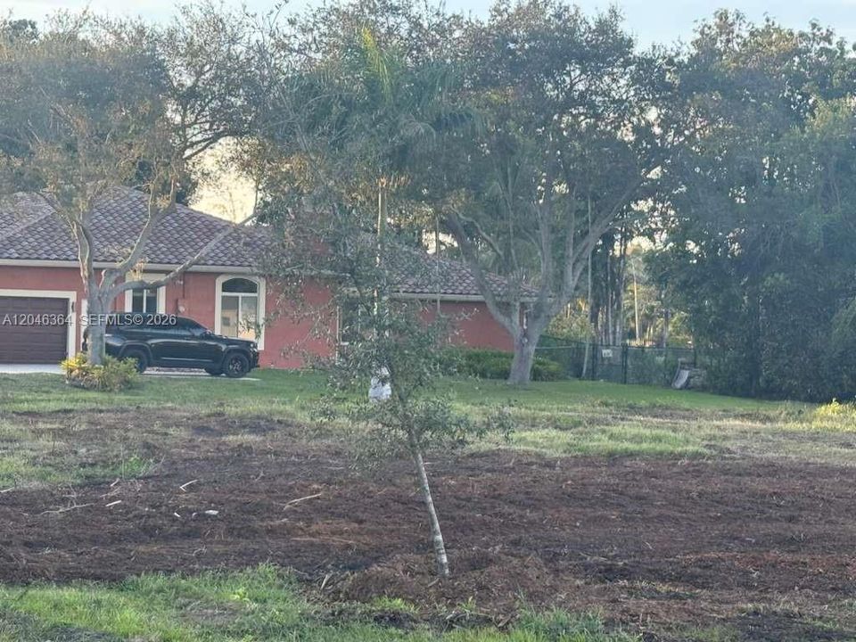 待售: $650,000 (0.84 acres)