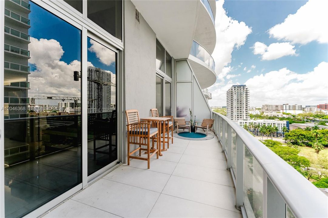 For Rent: $3,500 (1 beds, 1 baths, 710 Square Feet)