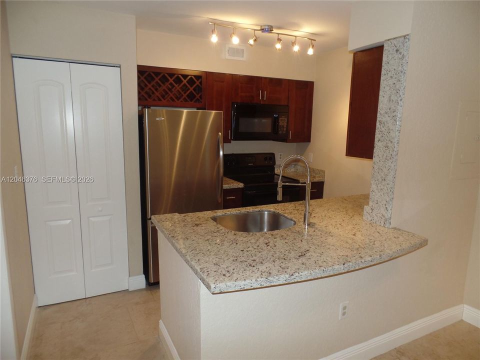 For Rent: $1,995 (1 beds, 1 baths, 860 Square Feet)