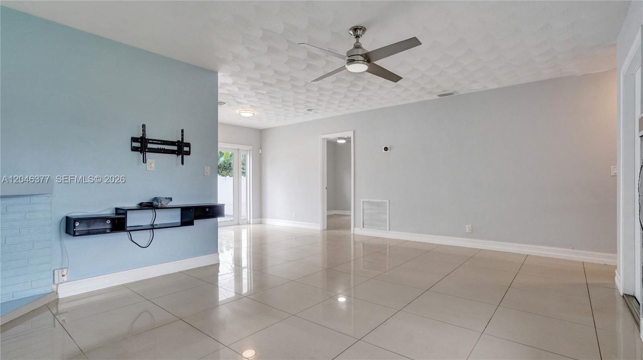 Active With Contract: $595,000 (4 beds, 2 baths, 1397 Square Feet)