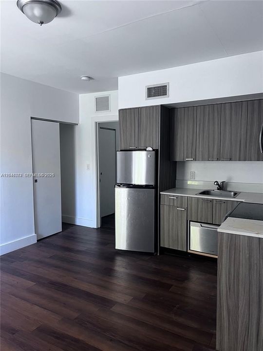 For Sale: $235,000 (1 beds, 1 baths, 426 Square Feet)