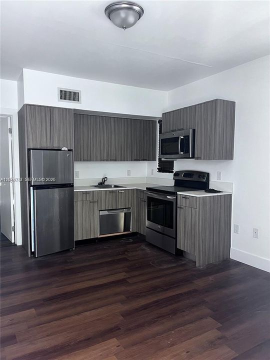 For Sale: $235,000 (1 beds, 1 baths, 426 Square Feet)