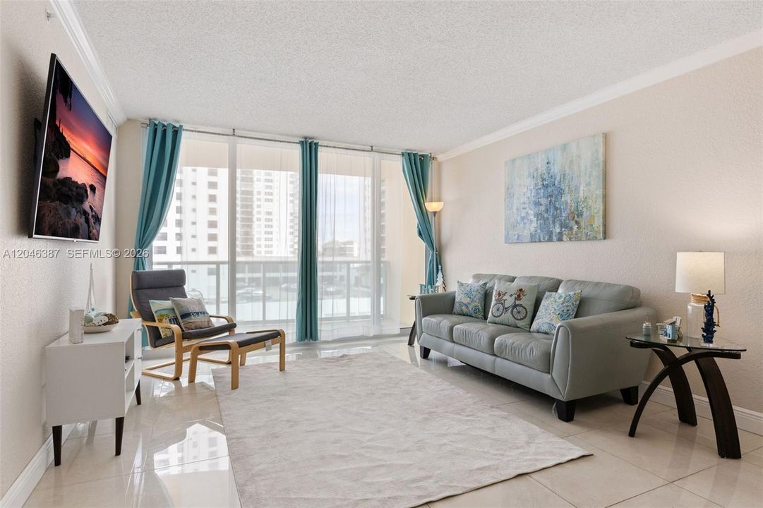 For Sale: $399,000 (1 beds, 1 baths, 745 Square Feet)