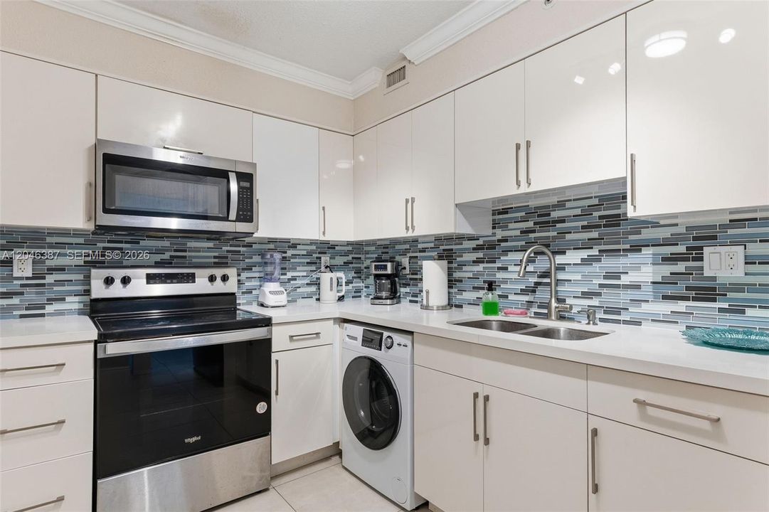 For Sale: $399,000 (1 beds, 1 baths, 745 Square Feet)