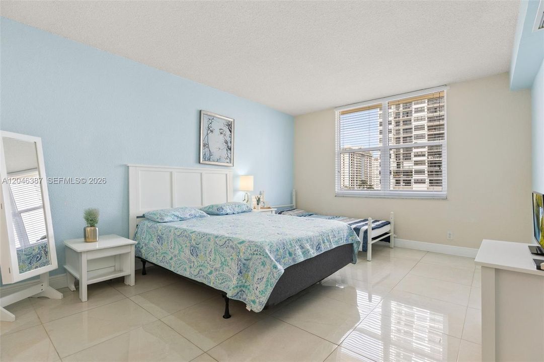 For Sale: $399,000 (1 beds, 1 baths, 745 Square Feet)