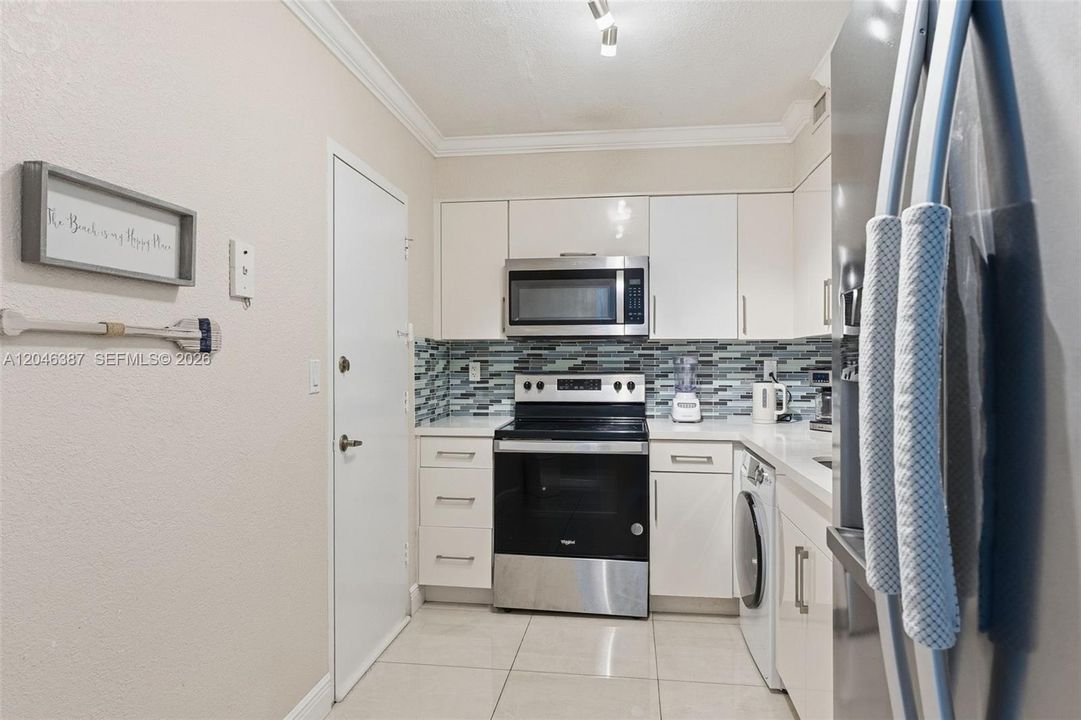 For Sale: $399,000 (1 beds, 1 baths, 745 Square Feet)