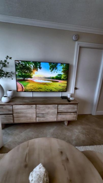 listing_photo_2_tv_console