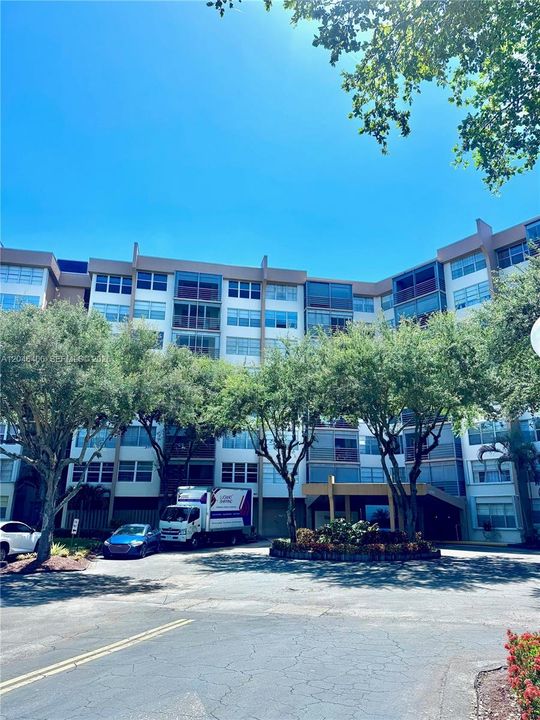 For Rent: $2,100 (2 beds, 2 baths, 980 Square Feet)