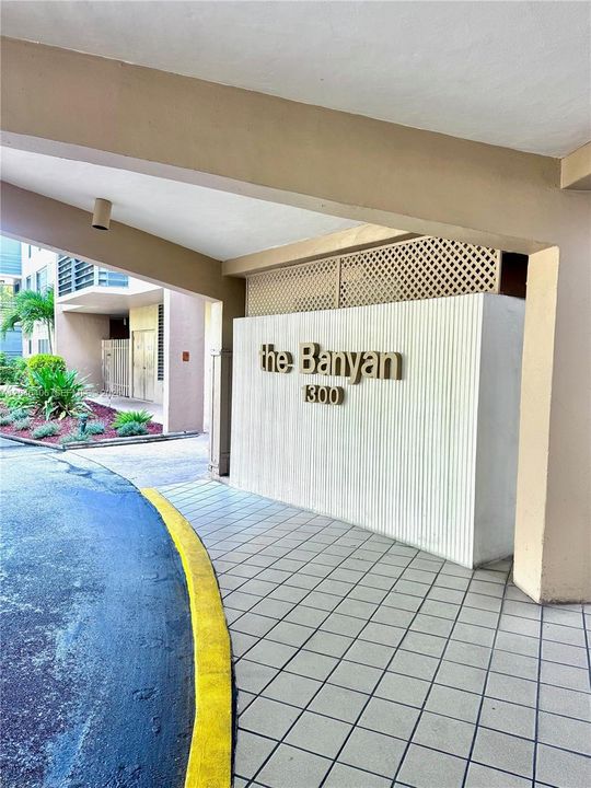 For Rent: $2,100 (2 beds, 2 baths, 980 Square Feet)