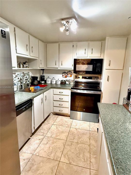 For Rent: $2,100 (2 beds, 2 baths, 980 Square Feet)