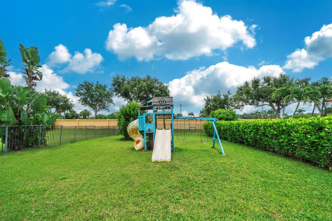 9 Patio+Backyard (3)