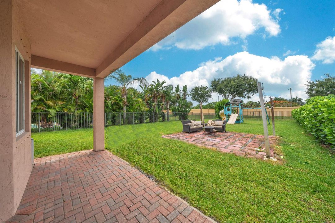 9 Patio+Backyard (2)