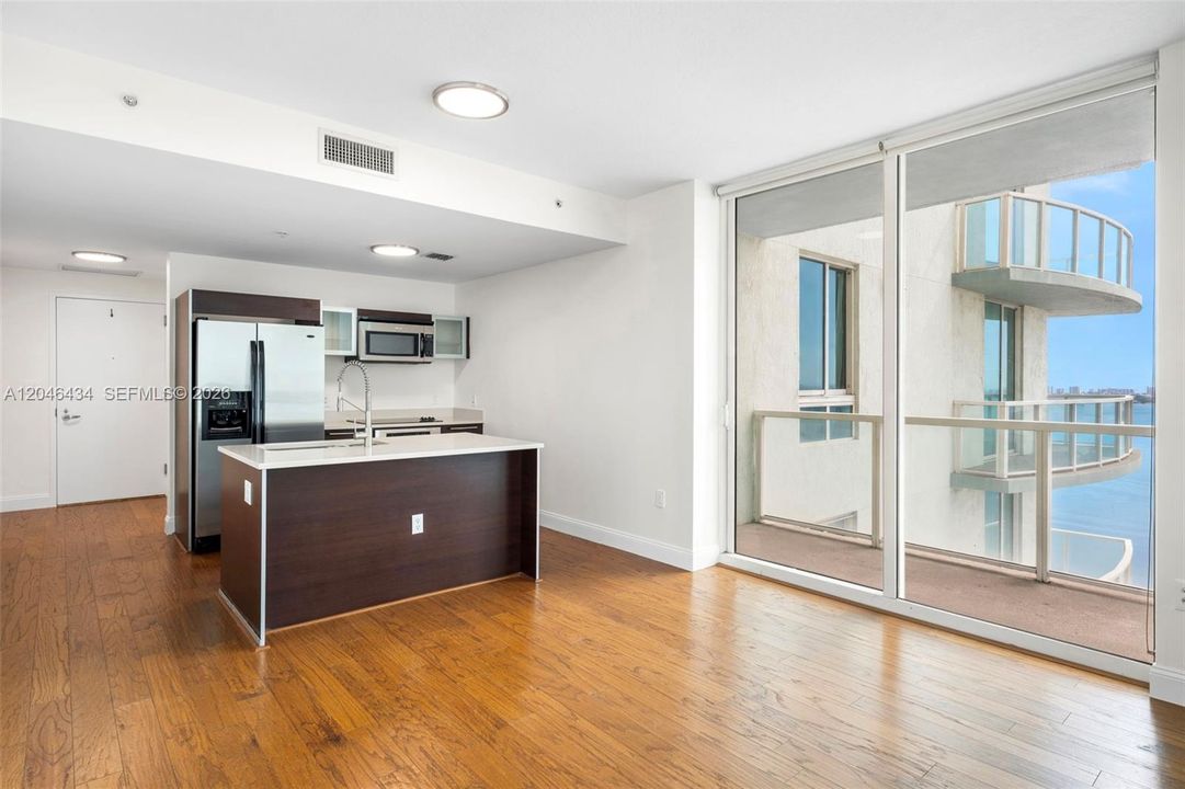 For Rent: $2,750 (1 beds, 1 baths, 651 Square Feet)