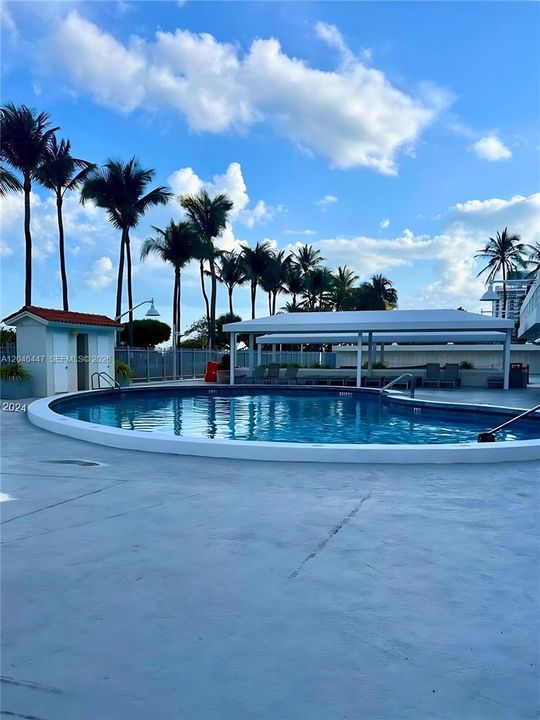 For Rent: $2,249 (1 beds, 1 baths, 726 Square Feet)