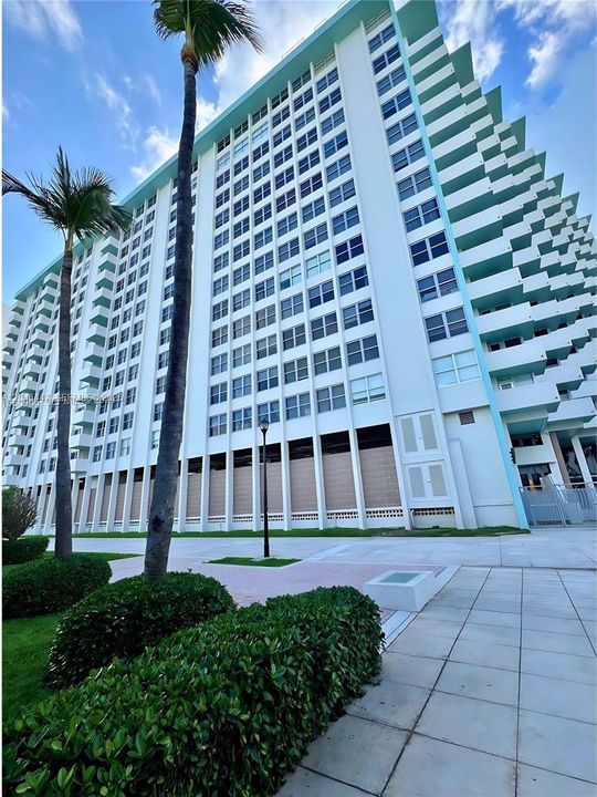 For Rent: $2,249 (1 beds, 1 baths, 726 Square Feet)