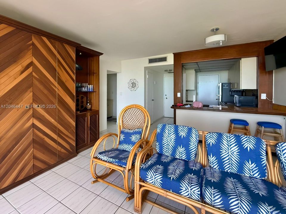 For Rent: $2,249 (1 beds, 1 baths, 726 Square Feet)
