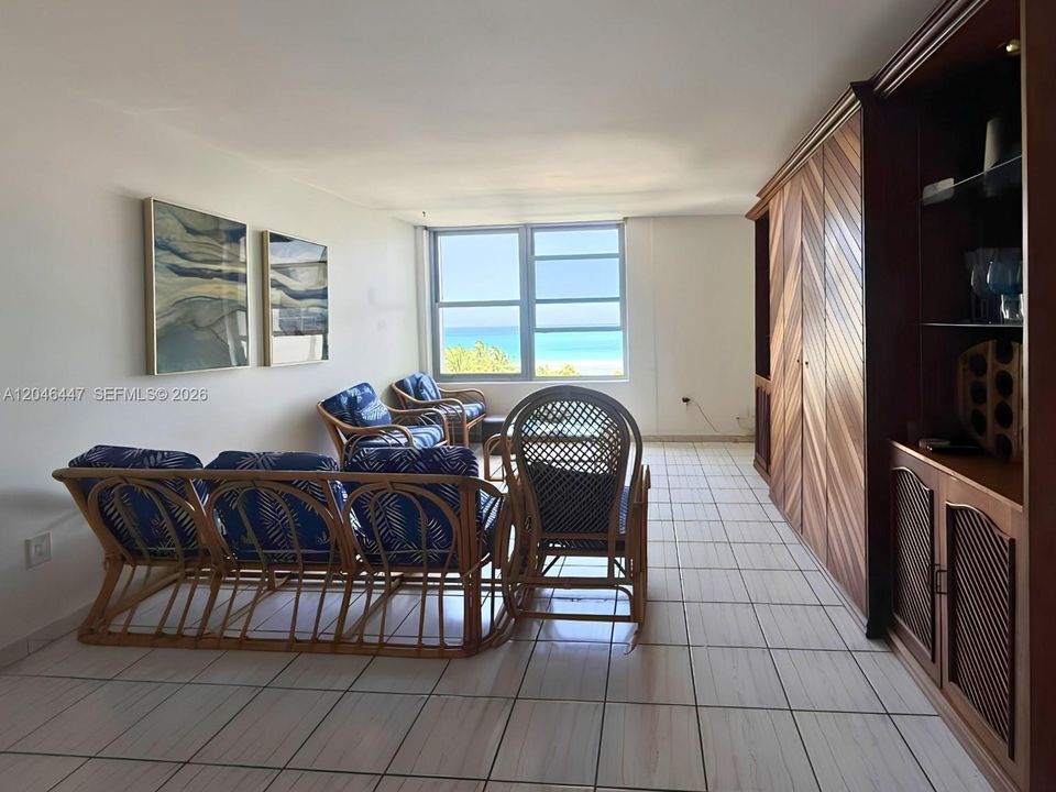 For Rent: $2,249 (1 beds, 1 baths, 726 Square Feet)