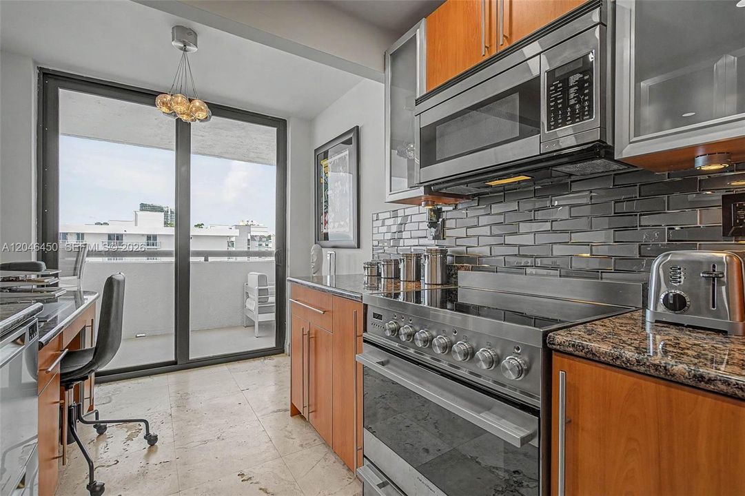 For Sale: $749,000 (1 beds, 1 baths, 798 Square Feet)
