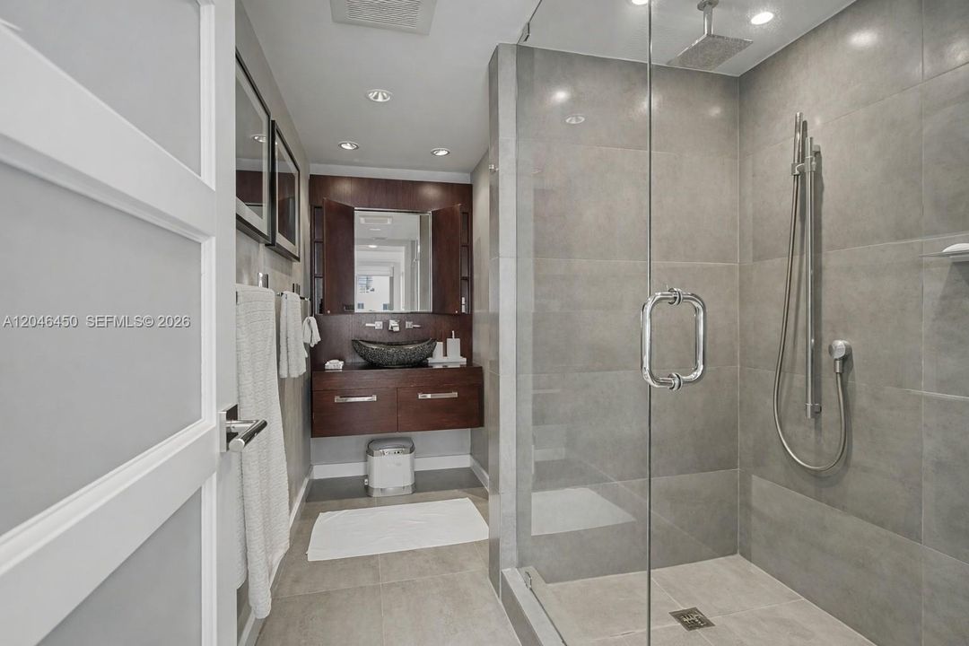 For Sale: $749,000 (1 beds, 1 baths, 798 Square Feet)