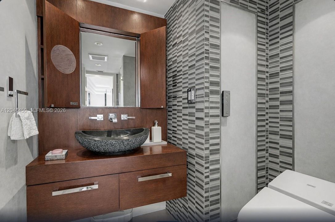 For Sale: $749,000 (1 beds, 1 baths, 798 Square Feet)