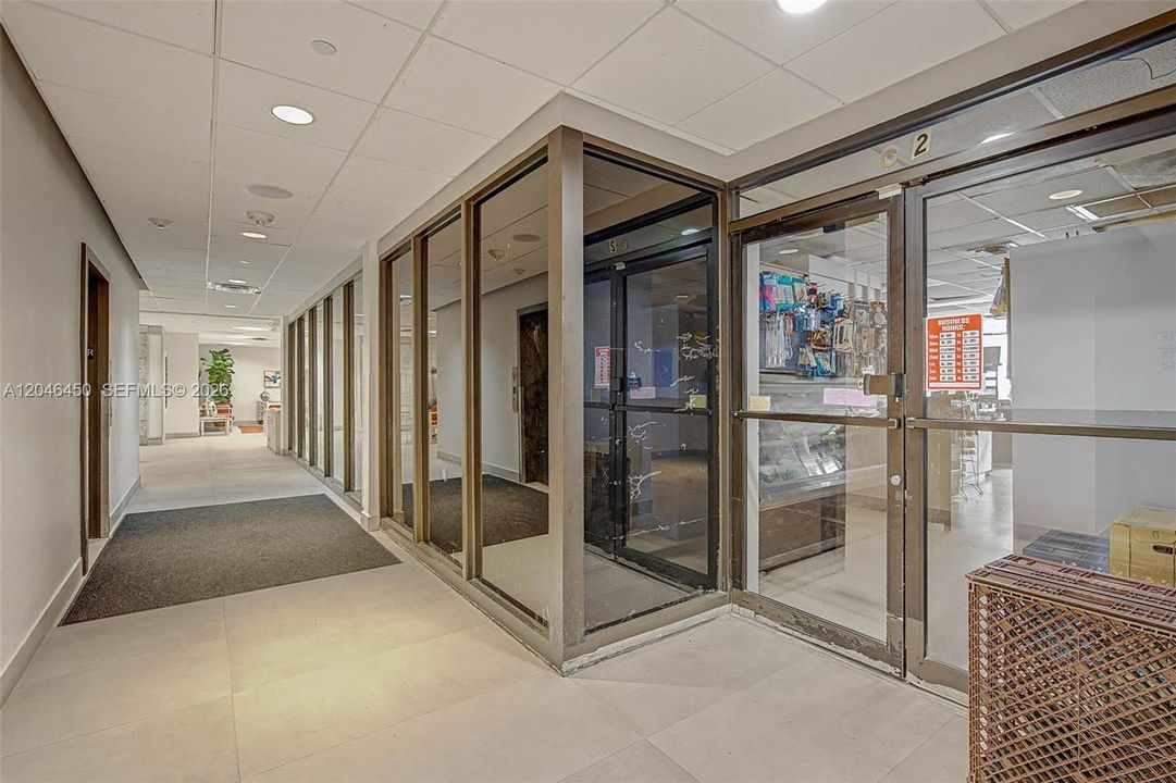 For Sale: $749,000 (1 beds, 1 baths, 798 Square Feet)