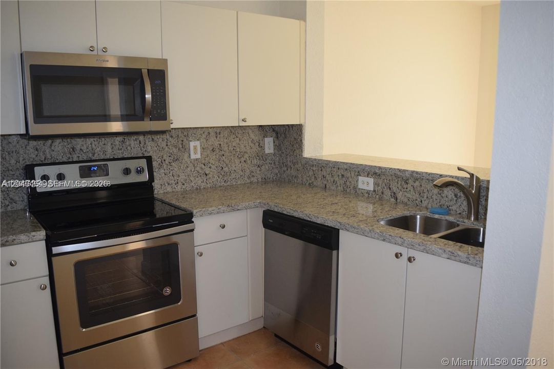 For Rent: $2,300 (2 beds, 2 baths, 967 Square Feet)