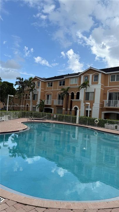 For Rent: $2,300 (2 beds, 2 baths, 967 Square Feet)