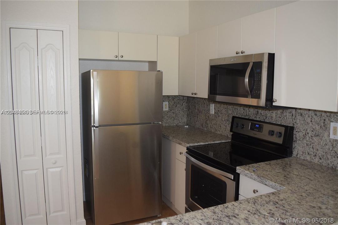 For Rent: $2,300 (2 beds, 2 baths, 967 Square Feet)