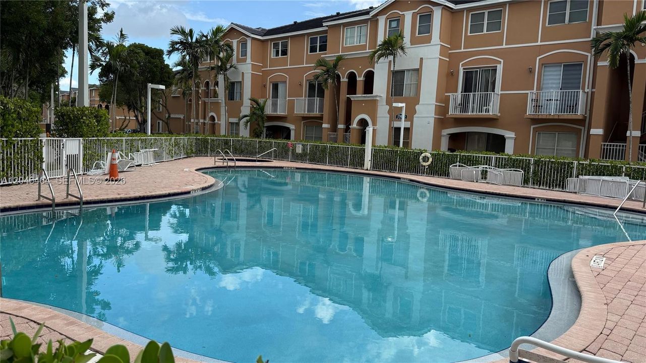 For Rent: $2,300 (2 beds, 2 baths, 967 Square Feet)