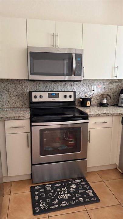 For Rent: $2,300 (2 beds, 2 baths, 967 Square Feet)