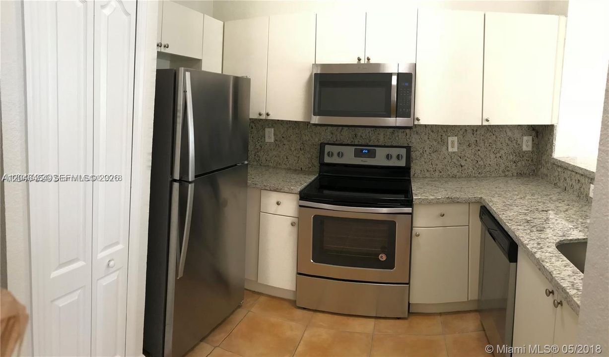 For Rent: $2,300 (2 beds, 2 baths, 967 Square Feet)