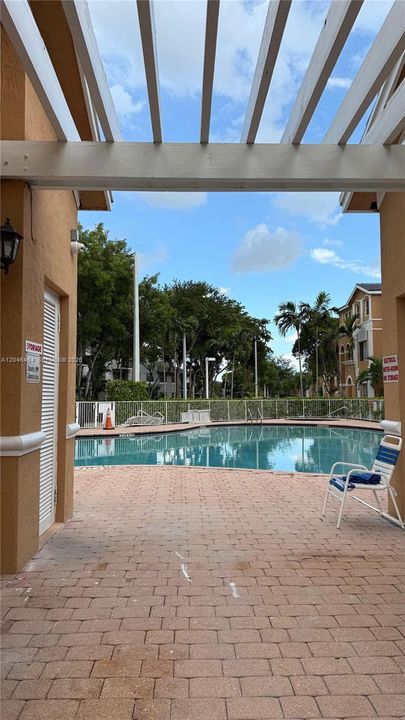 For Rent: $2,300 (2 beds, 2 baths, 967 Square Feet)
