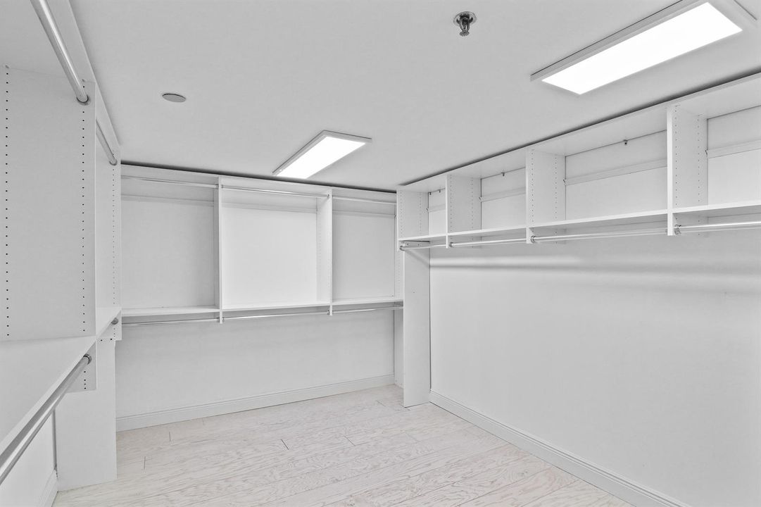 ^458 Primary Walk in Closet