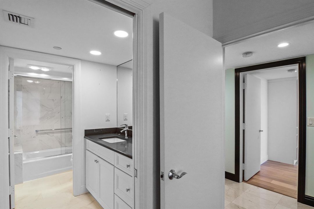 *458 White Tub Guest Bath1