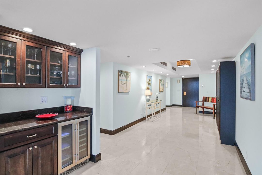 ****458 Lobby & Hallway Bar