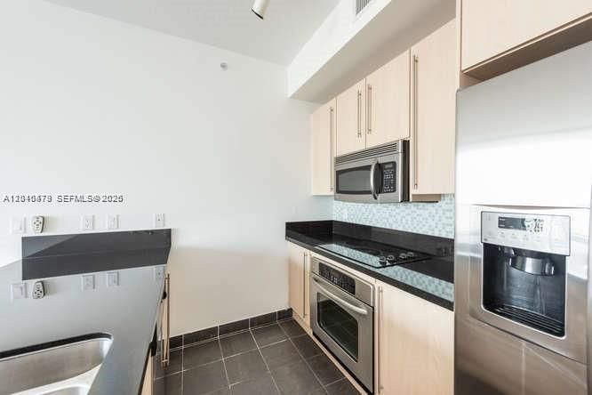 For Rent: $2,750 (1 beds, 1 baths, 705 Square Feet)