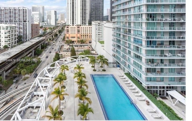 For Rent: $2,750 (1 beds, 1 baths, 705 Square Feet)