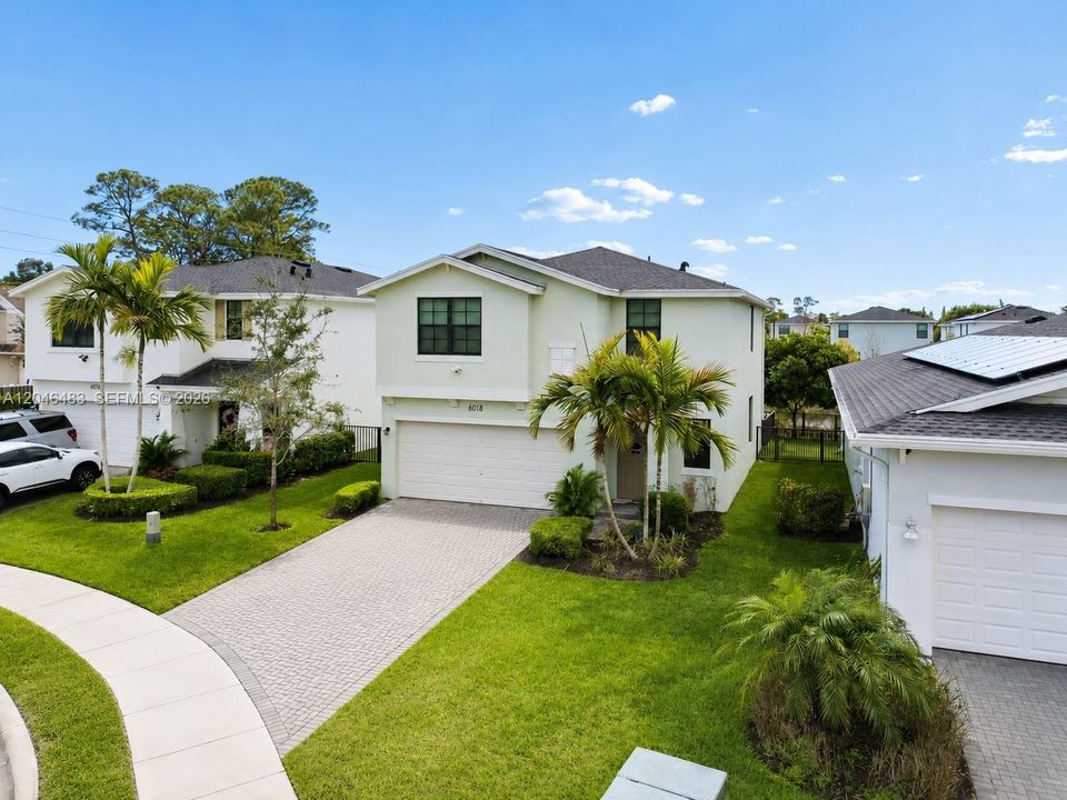 For Sale: $599,999 (5 beds, 2 baths, 2274 Square Feet)