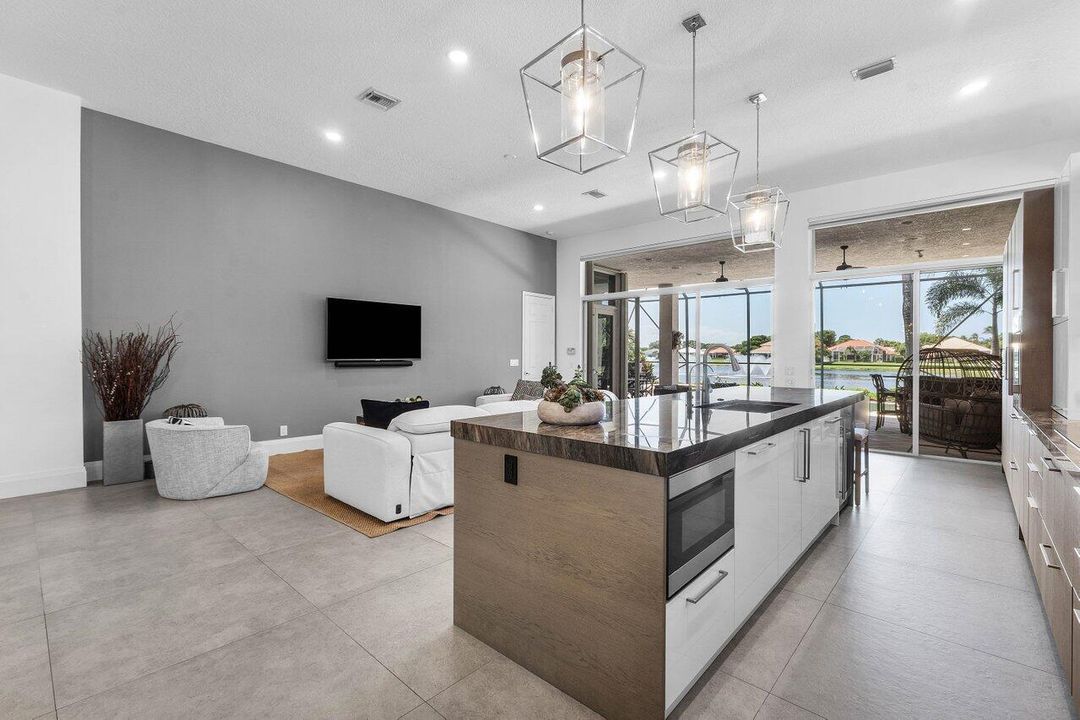 Oversized Island - Built-In Appliances